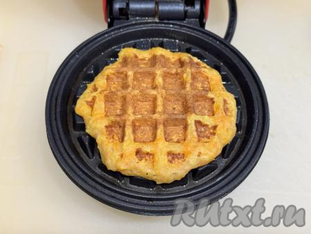 Закрыть вафельницу, выпекать вафлю из моркови и яблока до золотистого цвета. Время выпечки зависит от мощности вашей вафельницы. Готовую вафлю переложить на тарелку. Периодически перемешивая тесто и смазывая створки вафельницы маслом по мере необходимости, постепенно испечь все вафли (у меня получились 12 морковно-яблочных вафель).