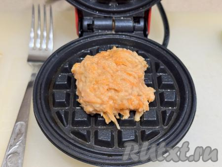 Вафельницу хорошо разогреть, смазать створки вафельницы растительным маслом, затем выложить 1 столовую ложку морковно-яблочного теста.