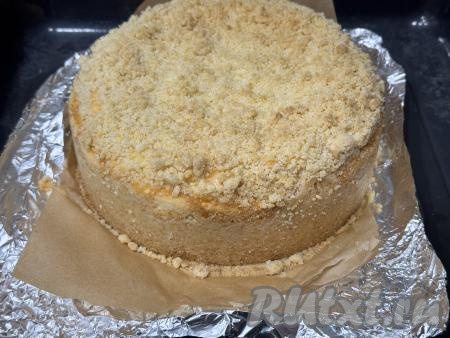 Готовый пирог достать из духовки, полностью остудить в форме (я оставила пирог в прохладном месте на 5 часов). Затем аккуратно снять бортики формы.