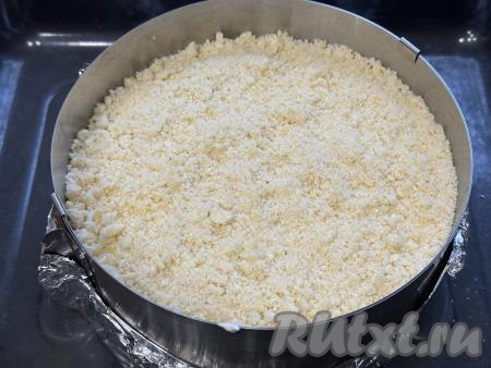 Посыпать верх пирога оставшейся песочной крошкой, равномерно покрывая всё суфле. Яблочный пирог с суфле из сметаны поставить в разогретую до 180 градусов духовку, выпекать 1 час.