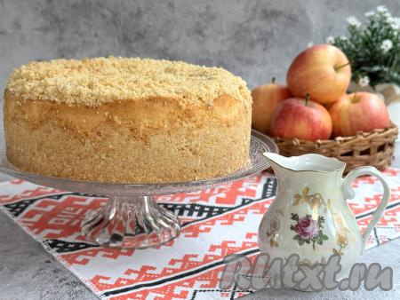 Переложить яблочный пирог с суфле на плоскую тарелку и можно подавать к столу.