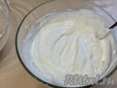 Столовой ложкой во взбитые белки аккуратно вмешать сметану и крахмал, стараясь не сбить воздушность белков. Сметанное суфле должно получиться очень воздушным, однородным.