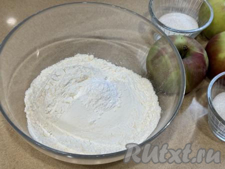 Прежде всего замесим песочное тесто-крошку, для этого в достаточно объёмной миске нужно соединить муку, соль, разрыхлитель и сахар, перемешать сухие ингредиенты.