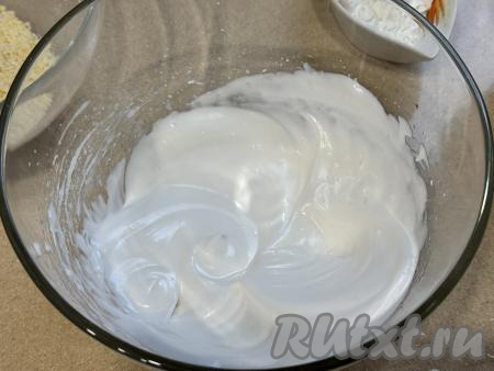 Взбить миксером белки с сахаром до стойких пиков (ориентировочно в течение 5 минут).