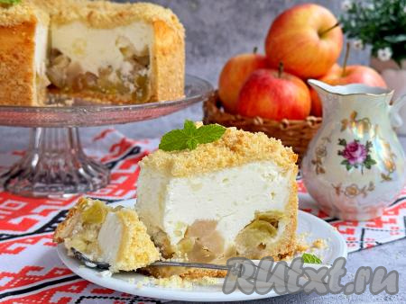 А вот как аппетитно выглядит этот наивкуснейший пирог в разрезе. Нежнейшее сметанное суфле и кусочки яблок отлично сочетаются с песочной основой пирога!
