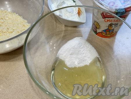 Пока яблочная начинка остывает, можно приготовить суфле. Для этого в отдельной миске нужно соединить отложенные яичные белки и сахар.