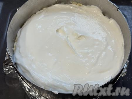 Поверх яблочной начинки выложить сметанное суфле, аккуратно разровнять.