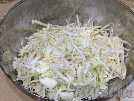 Пока маринад закипает и варится, займёмся овощами. 1 килограмм капусты нужно нарезать на тонкие полоски, сложить в глубокую миску.