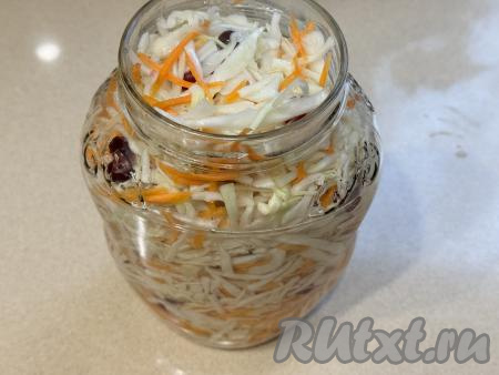 Капусту с морковью и клюквой выложить в банку (я взяла банку объёмом 2 литра), влить очень горячий маринад. Оставить банку на кухонном столе до полного остывания. 