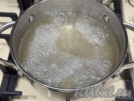 После того как маринад проварится 2-3 минуты с момента закипания, убрать его с огня. 