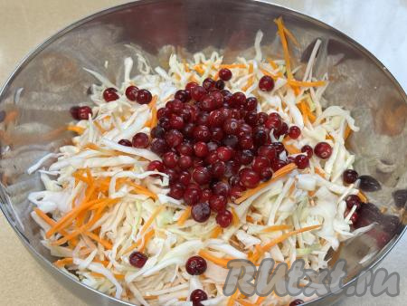 Перемешать капусту с морковью, добавить клюкву. 