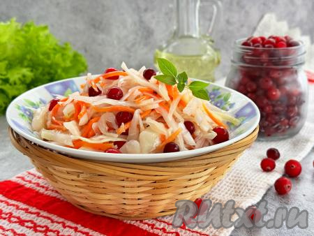 По истечении суток аппетитную, вкусную, хрустящую капусту "Провансаль", приготовленную с клюквой, можно подавать к столу. Хранить её нужно в закрытой банке в холодильнике.