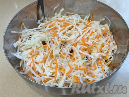 Перемешать капусту с морковью и клюквой.