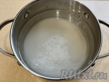 Для приготовления маринада нужно в кастрюлю влить воду, добавить сахар и соль. 