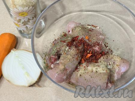 С куриных бёдер, по желанию, снять кожу. Выложить подготовленные бёдрышки в миску, добавить соль и специи (в качестве специй я использовала соль, смешанную со специями, и специи для курицы). Тщательно перемешать, покрывая части курицы солью и специями со всех сторон. 