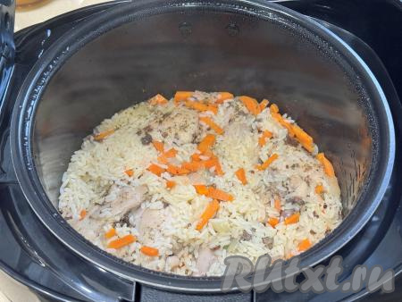 После звукового сигнала открыть крышку мультиварки. 