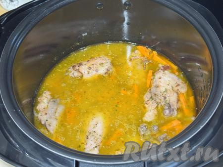 Влить воду комнатной температуры, перемешать куриные бёдра с рисом. Выставить режим "Плов" на 40 минут, крышку мультиварки закрыть. Рис и воду я отмеряю одним и тем же стаканом объёмом 200 миллилитров. 1 стакан риса я заливаю 2 стаканами воды. 