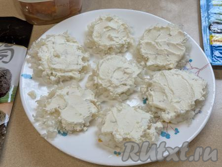 Смазать рисовую основу творожным сыром.