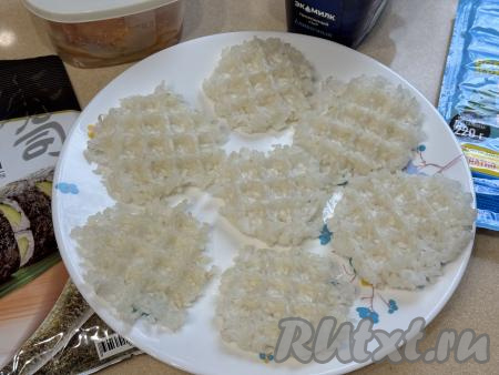 Постепенно испечь все рисовые заготовки для суши, не забывая периодически смазывать створки вафельницы маслом. Готовые заготовки для суши выложить на плоскую тарелку в один слой, дать остыть. Всего получились 7 рисовых суши-вафель.