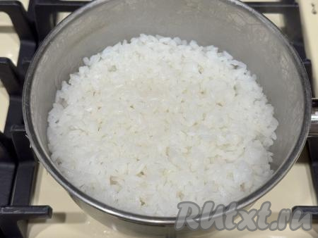 Как только вода закипит, убавить огонь до минимума и, накрыв сотейник (или небольшую кастрюльку) крышкой, варить минут 20 (до полного впитывания воды и готовности риса).
