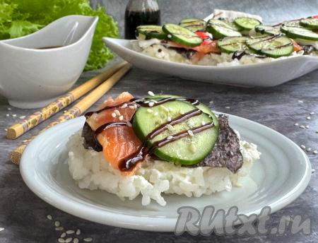 Перед подачей аппетитные суши-вафли можно полить соусом терияки и присыпать кунжутом. Приготовить рисовую основу для этих суши в вафельнице достаточно просто. А в результате суши получаются наивкуснейшими!