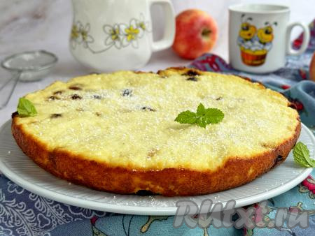 После звукового сигнала, сообщающего об окончании режима "Выпечка", переложить нежную, вкусную творожную запеканку, приготовленную с изюмом и манкой, из чаши мультиварки на тарелку, дать слегка остыть, а затем тёплой или полностью остывшей подать к чаю или на завтрак.