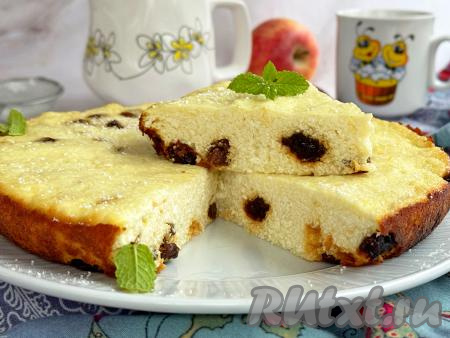 Творожная запеканка с изюмом и манкой в мультиварке