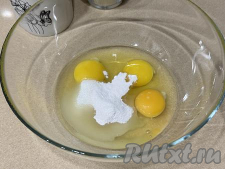 В миске соединить яйца, сахар, соль и ванильный сахар, перемешать яичную массу венчиком в течение 2-3 минут (масса должна немного посветлеть и увеличиться в объёме в процессе взбивания). 