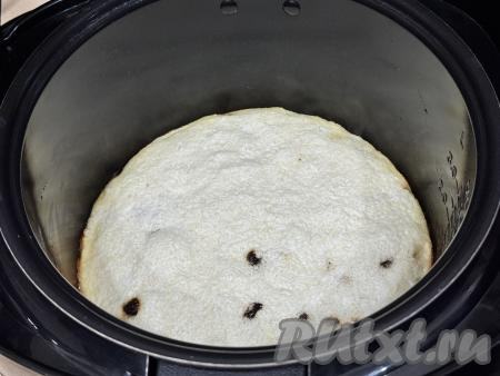 Крышку мультиварки закрыть. Выпекать творожную запеканку с изюмом на режиме "Выпечка" 1 час. 