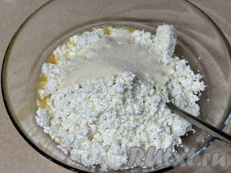 В получившуюся яичную массу добавить творог и манку. 