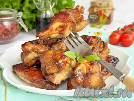 Готовые куриные крылышки достать из чаши аэрогриля, переложить на тарелку и подать к столу с любым гарниром и соусом. Благодаря соево-медовому соусу, крылья снаружи покрываются золотистой корочкой, а внутри получается нежнейшее куриное мясо.