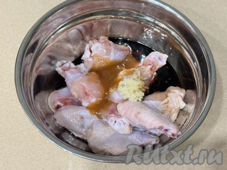 Влить соевый соус, добавить мёд и соль. Мёд лучше брать жидкий, если у вас засахаренный мёд, тогда можно его немного прогреть в микроволновке или на водяной бане, чтобы он стал жидким.