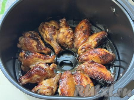 Выставить температурный режим аэрогриля на 180 градусов, время на 10 минут. По прошествии 10 минут с момента начала запекания убавить температуру до 140 градусов и готовить крылья в аэрогриле ещё 10-12 минут.