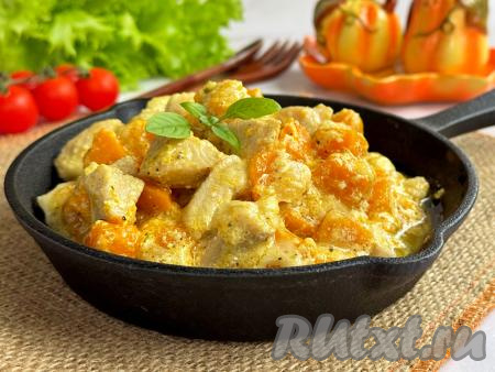 Готовое блюдо убрать с огня. Нежные кусочки мяса курицы вместе аппетитными, мягкими кусочками курицы и насыщенным сливочным соусом разложить со сковороды по тарелкам и подать вкусное, сытное блюдо в горячем виде к столу. 