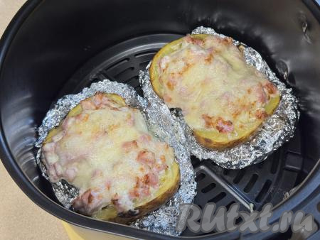 Запекать крошку-картошку в аэрогриле при температуре 200 градусах минут 5-7 (до подрумянивания сыра). У меня в чашу аэрогриля вся крошка-картошка не поместилась, поэтому я запекала её в два захода.