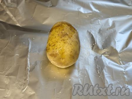 Каждый клубень картофеля выложить на отдельный лист фольги. Немного смазать каждую картошину растительным маслом, добавить щепотку соли.