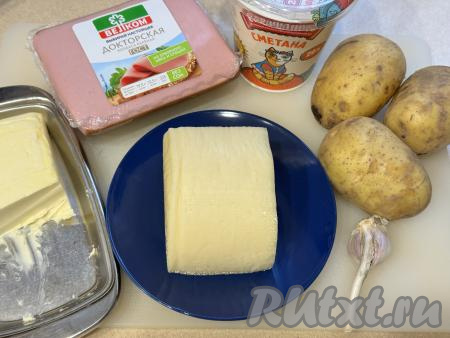 Подготовить продукты для приготовления крошки-картошки в аэрогриле. Сыр можно взять любой твёрдых или полутвёрдых сортов. Колбасу тоже можно брать ту, которая вам больше нравится, я взяла варёную. Картошку лучше взять одного размера, без видимых повреждений кожуры. Хорошо вымыть картофель (я вымыла, потерев кожуру щёткой), так как готовится крошка-картошка в кожуре.