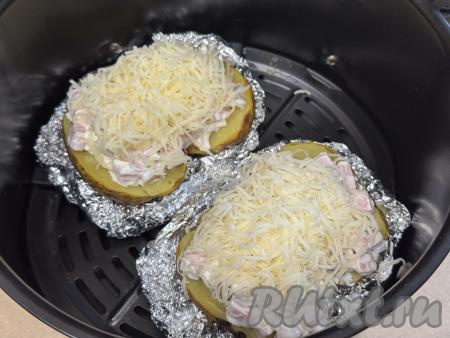 Начинку посыпать сыром, натёртым на мелкой тёрке. Поместить крошку-картошку прямо на фольге в чашу аэрогриля.