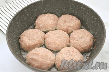 Из получившегося фарша, периодически смачивая руки водой, формируем круглые котлеты (я сформировала 7 штук). В сковороде разогреваем растительное масло, выкладываем заготовки котлет из говядины и курицы, жарим 5 минут на среднем огне (до подрумянивания снизу).