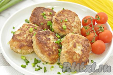 Аппетитные, вкусные, сочные котлеты, приготовленные из говяжьего и куриного фарша, перекладываем со сковороды на тарелку и горячими подаём к столу, дополнив гарниром или выложив на хлеб.