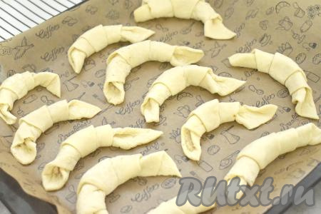 Сформированные рогалики с орехами выкладываем на противень, застеленный пергаментом (или ковриком) для выпечки.