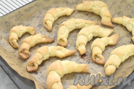 Устанавливаем противень с рогаликами с грецкими орехами в прогретую до 200 градусов духовку. Выпекаем 15-20 минут (до лёгкого подрумянивания слоёного теста).