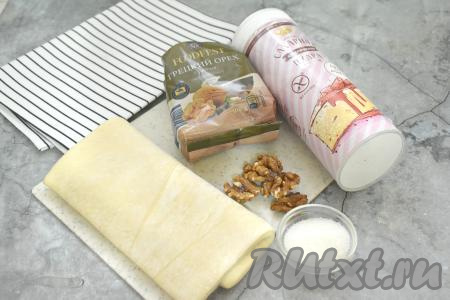 Подготовить продукты для приготовления рогаликов с грецкими орехами из слоёного теста. Для приготовления рогаликов можно взять как дрожжевое, так и бездрожжевое слоёное тесто (я купила слоёное дрожжевое тесто). Тесто нужно заранее разморозить. Я размораживала при комнатной температуре. Грецкие орехи при желании можно подсушить на сухой горячей сковороде, периодически перемешивая, в течение нескольких минут.