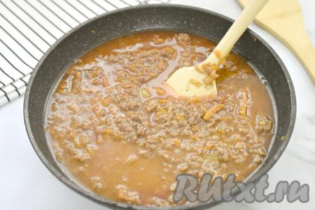 Вливаем в сковороду 200-250 миллилитров воды. Если хотите получить больше томатного соуса, тогда влейте 250 миллилитров воды, если хотите, чтобы соус был более густым - добавьте 200 миллилитров воды.