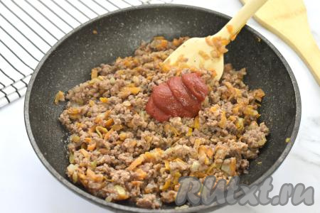 Добавляем томатную пасту, перемешиваем.