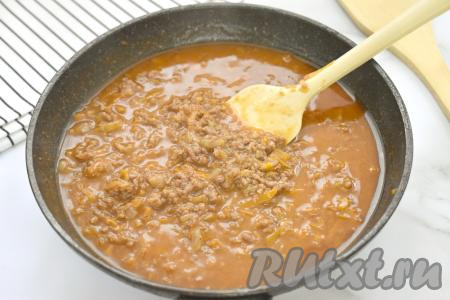 После закипания томатного соуса убавляем огонь до минимума, пробуем соус на вкус, если нужно, досаливаем. Если томатная паста кисловата, можно добавить в соус маленькую щепотку сахара. Накрываем сковороду крышкой, тушим фарш минут 10. В процессе тушения можно блюдо 1-2 раза перемешать.