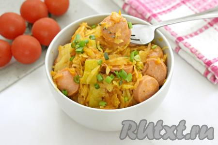 Капусту, тушёную с кабачками и сосисками, раскладываем по тарелкам и в горячем виде подаём сочное, аппетитное, вкусное блюдо к столу.