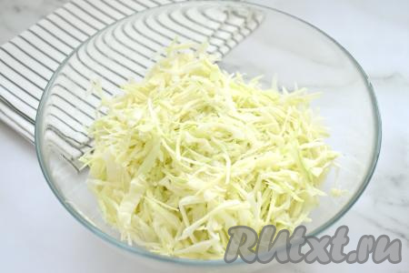 Капусту моем, удаляя верхние листья. Нарезаем капусту на тонкие полоски, кладём в глубокую миску, по вкусу солим, перемешиваем, приминая руками. Если капуста летних сортов, долго мять её не нужно, она и так достаточно сочная. Если капуста зимних сортов, её нужно хорошо помять руками, чтобы она стала более сочной. Отставляем пока капусту в сторону.