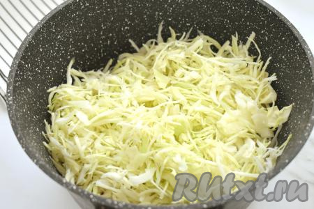 Затем к кабачкам с овощами выкладываем нарезанную капусту, перемешиваем, обжариваем 7-8 минут (капуста должна обмякнуть, немного уменьшиться в объёме).