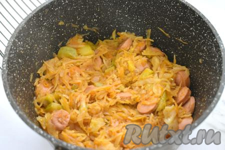 Тушим 8-10 минут (до мягкости капусты) на небольшом огне под крышкой. Готовое блюдо убираем с огня.